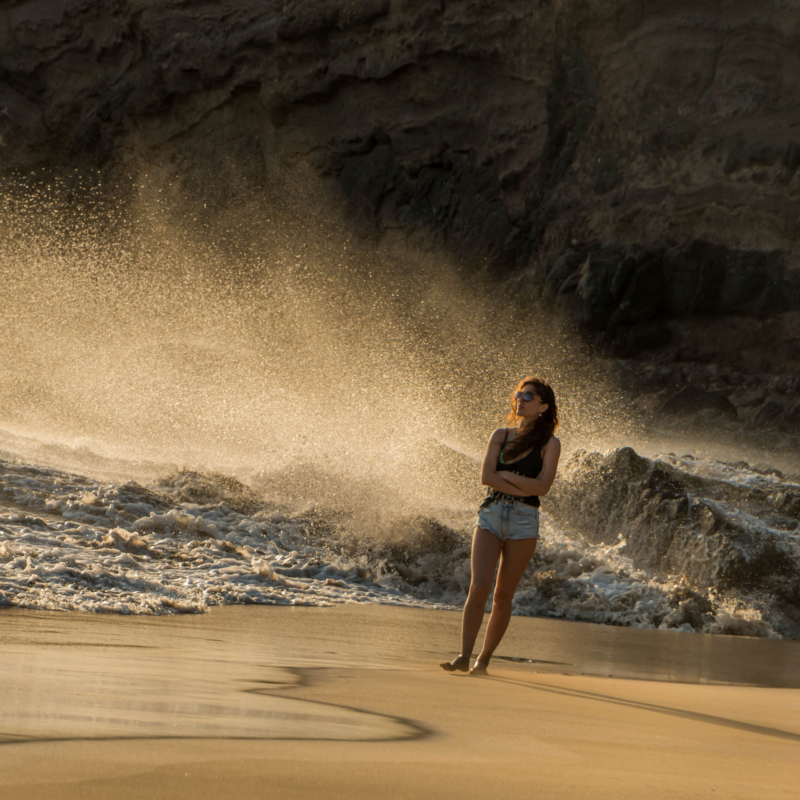 Person geniesst den Strand von São Pedro auf São Vicente, Kapverden