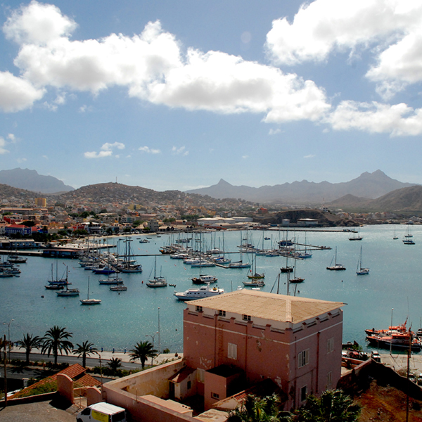 Blick über die Hafenbucht von Mindelo auf der Insel São Vicente, Kapverden
