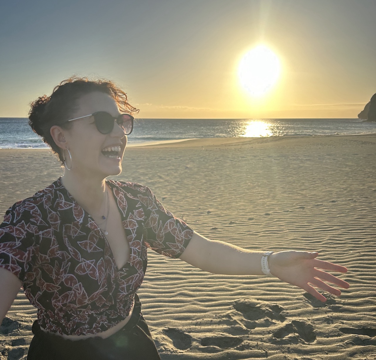 Teilnehmerin der Tanzreise auf die Kapverden am Strand von São Pedro, São Vicente