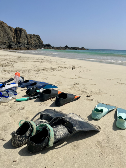 Schnorchelausrüstung am Strand von Maio