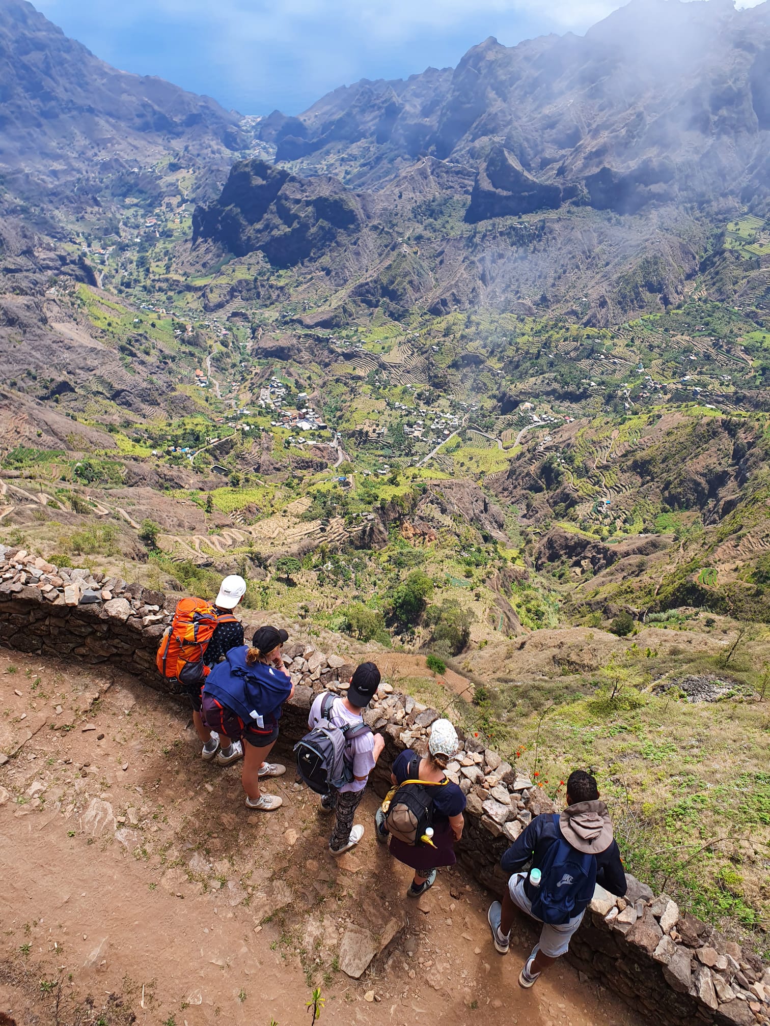 Wandergruppe mit lokalem Guide und Aussicht auf das Paúl-Tal auf der Insel Santo Antão