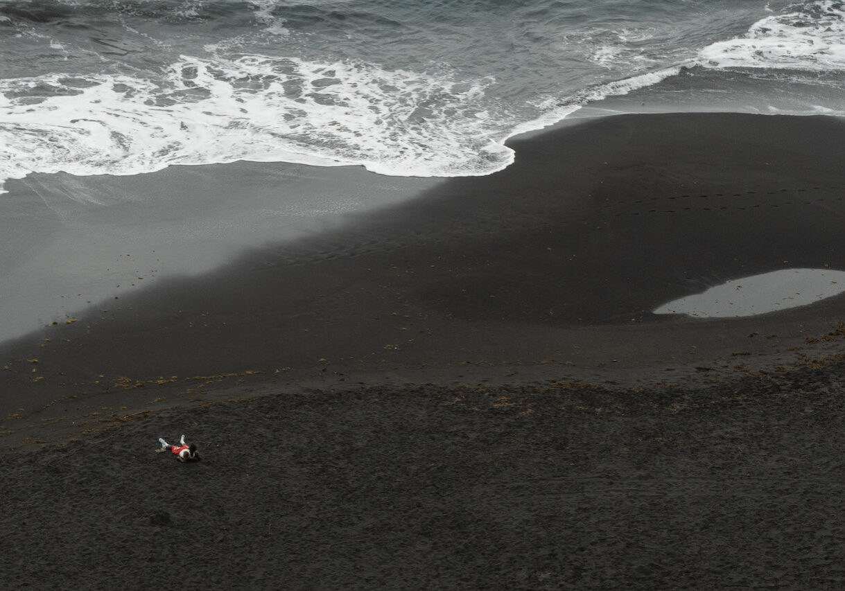 Schwarzer Vulkansandstrand auf Fogo