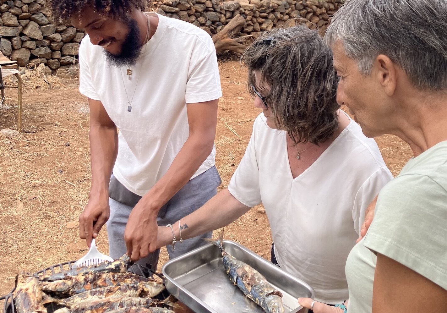 Teilnhemerinnen zusammen mit Guide am grillieren auf der Insel São Vicente