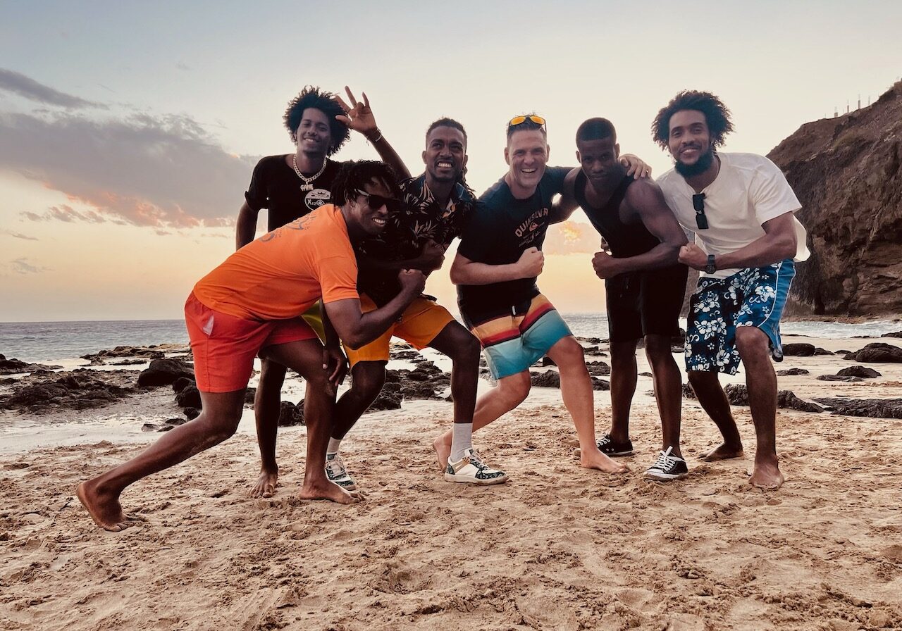 Gemeinsames Foto am Strand von São Pedro auf São Vicente, Kapverden