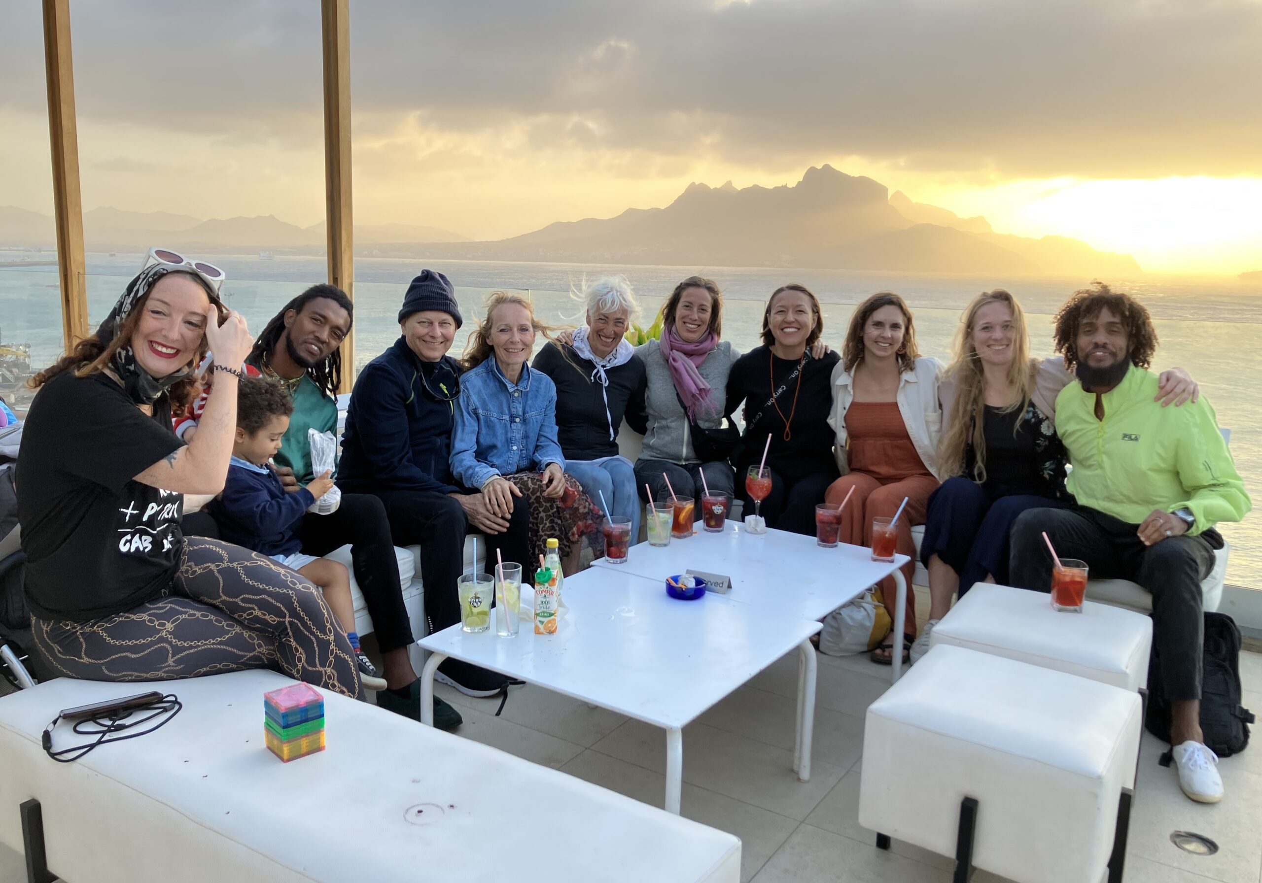 Gruppenfoto in der Martini Sunset - Bar auf der Insel São Vicente, Kapverden