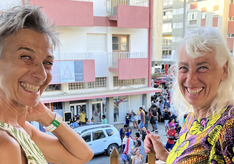 Strahlende Kunden am Karnevalumzug in Mindelo, São Vicente