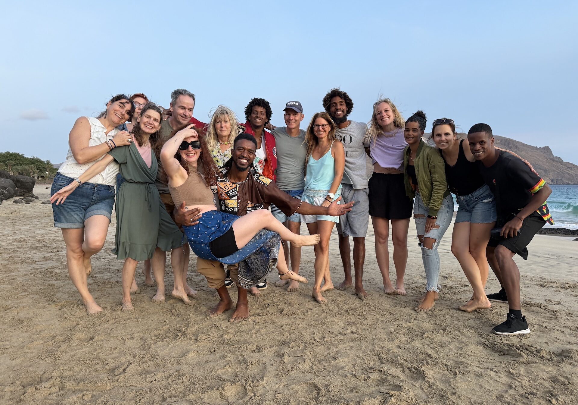 Gruppenfoto am Strand von Sao Pedro auf der Insel São Vicente, Kapverden
