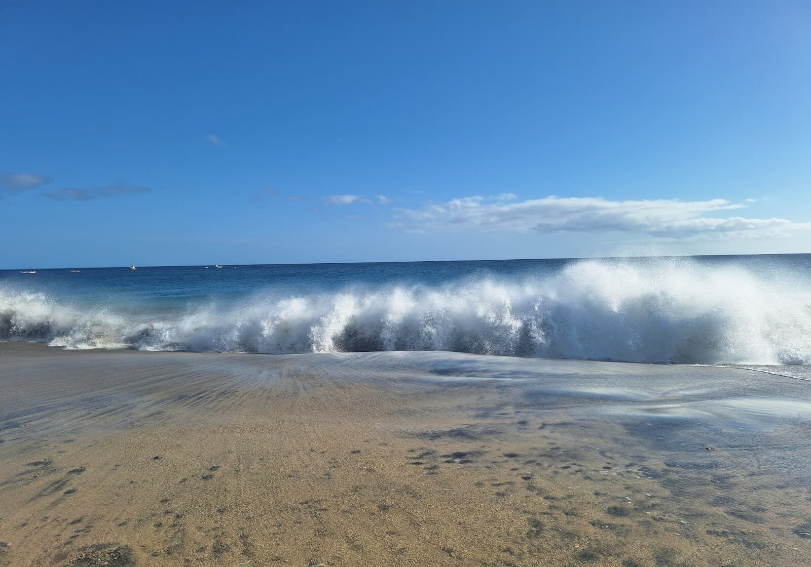 Wellen am Strand von São Pedro auf der Insel São Vicente