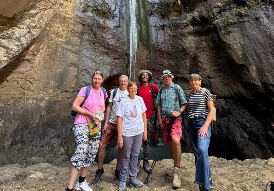 Gruppenfoto mit lokalem Guide beim Wasserfall Ribeira do Torre auf Santo Antão