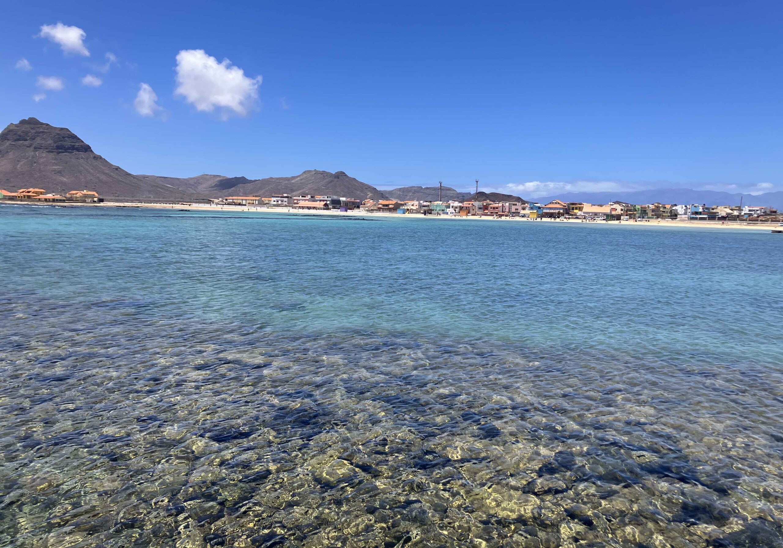Kristallklares Wasser in Baia das Gatas auf der Insel São Vicente Kapverden