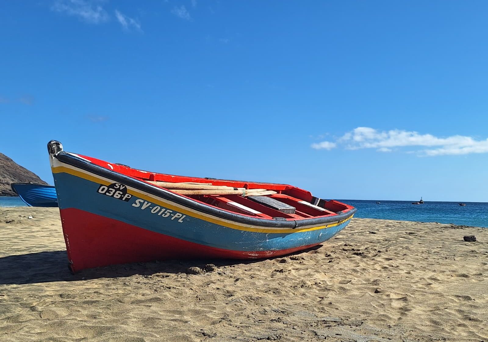 Fischerboot am Strand von São Pedro
